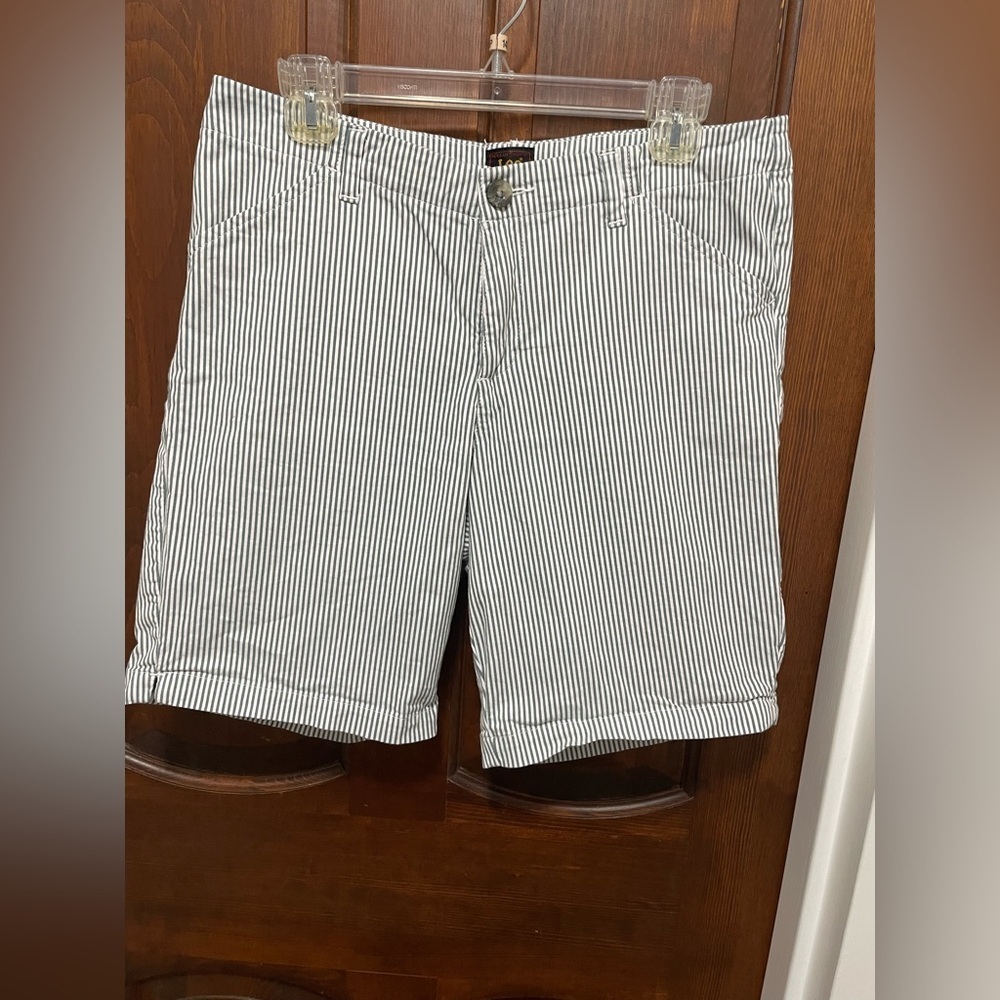 Lee women’s size 10 white and gray stripes 96% cotton shorts